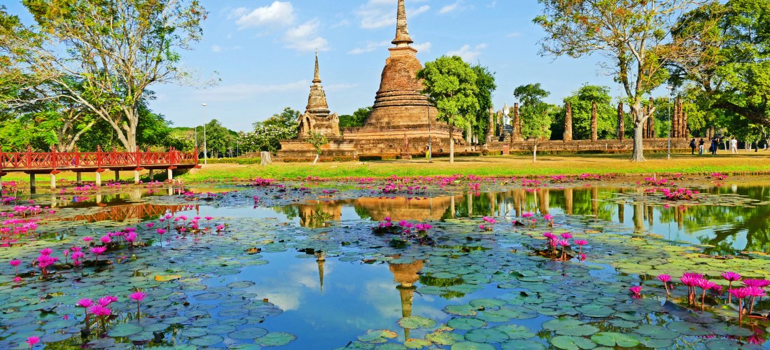 Sukhothai Geschichtspark – Alte Tempel und blühende Seerosen im historischen Thailand Stupas und Teich mit rosa Seerosen im Geschichtspark von Sukhothai, UNESCO-Weltkulturerbe in Thailand