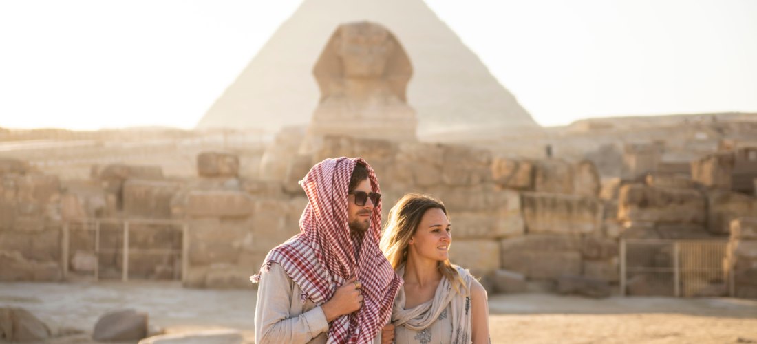 Ein paar Touristen besuchen die Pyramiden und die Sphinx
