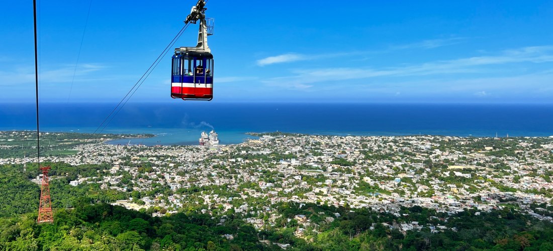 Seilbahn über Puerto Plata mit Blick auf Stadt, Küste und Meer in der Dominikanischen Republik