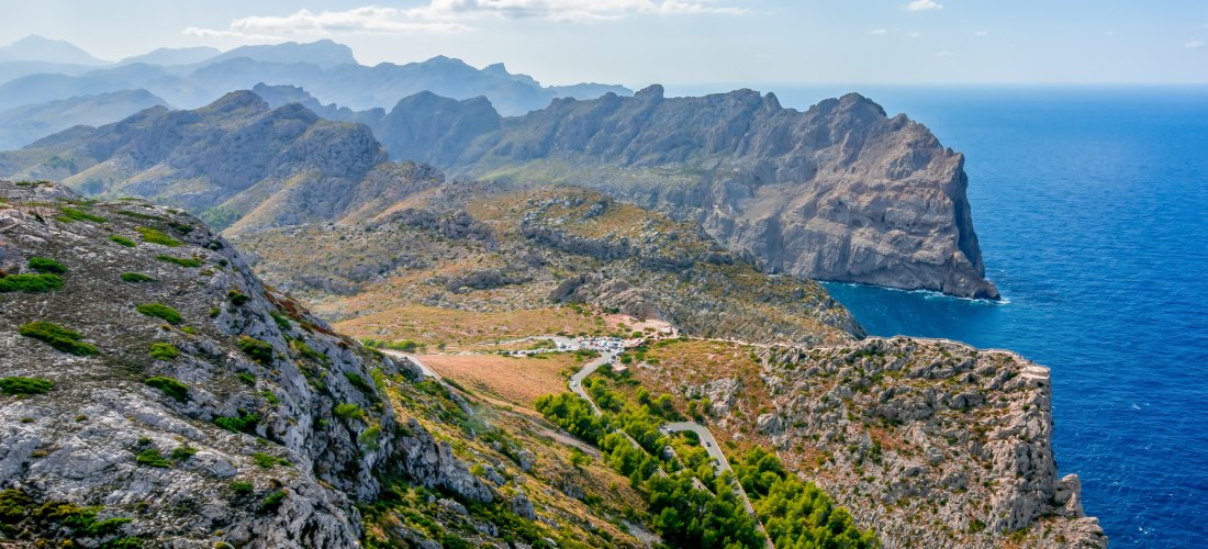 Panoramablick auf das Tramuntana-Gebirge auf Mallorca mit steilen Klippen und dem Meer im Hintergrund