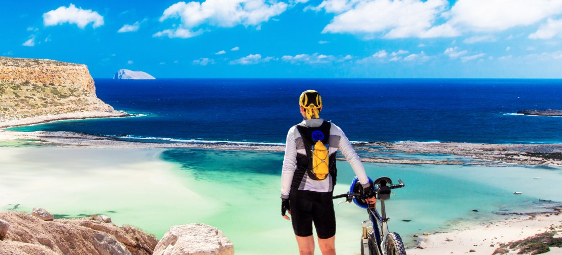 Radfahrer mit Blick auf die Lagune