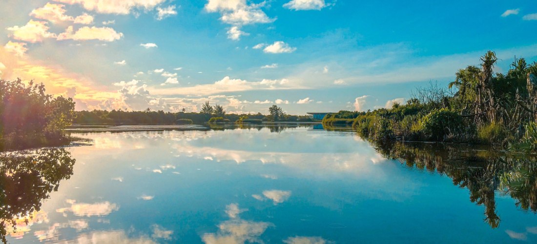 Malediven mit spiegelglatter Lagune und Wolkenreflexionen im Wasser