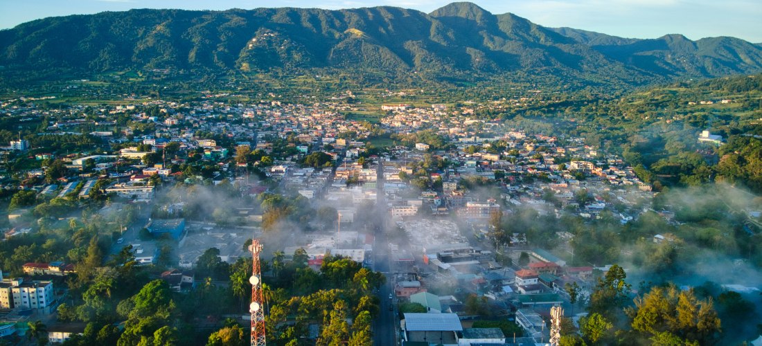 Panorama von San Juan de la Maguana in der Dominikanischen Republik mit Blick auf die Stadt und die umliegenden grünen Berge