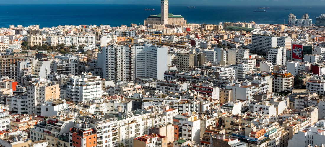 Panoramablick auf Casablanca, Marokko, mit der berühmten Hassan-II.-Moschee und der Atlantikküste im Hintergrund – moderne Großstadt mit orientalischem Flair.