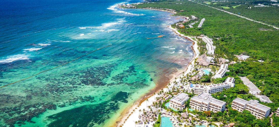 Luftaufnahme der Akumal Bay in Quintana Roo, Mexiko bei Sonnenuntergang. Karibisches Meer, Korallenriff, Draufsicht. Wunderschöner tropischer Paradiesstrand