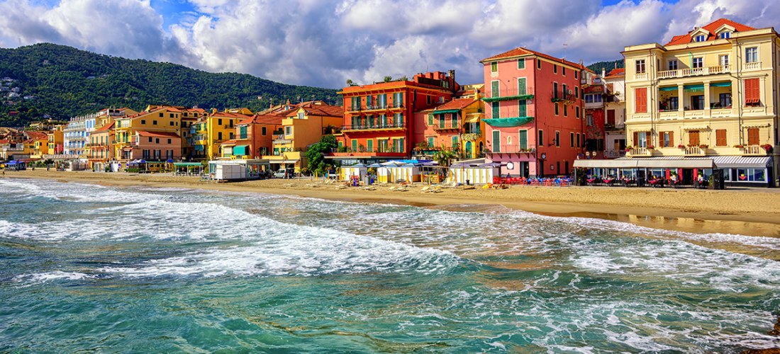 kleine Stadt direkt am Meer, Strand, Kaffe´s