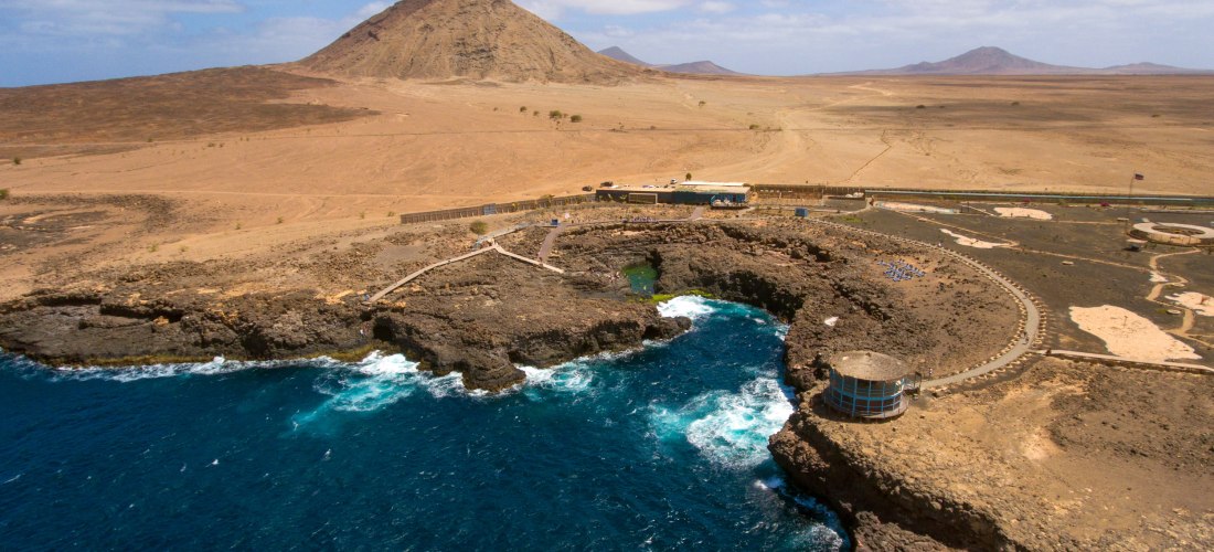 Buracona und das Blaue Auge auf Sal, Kapverden – spektakuläre Felsenküste mit Aussichtspunkt und Wellen des Atlantiks