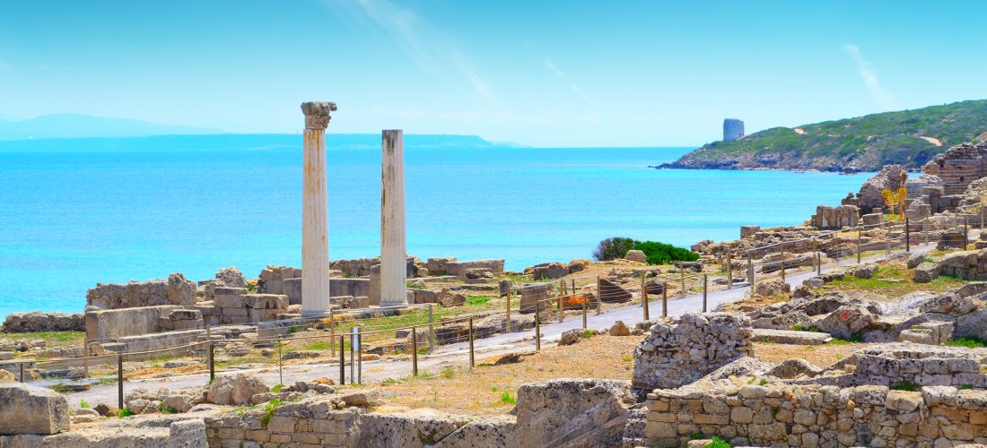 Antike Ruinen von Tharros auf Sardinien mit Blick auf das türkisfarbene Meer – historische Sehenswürdigkeit und Highlight für Kulturfans