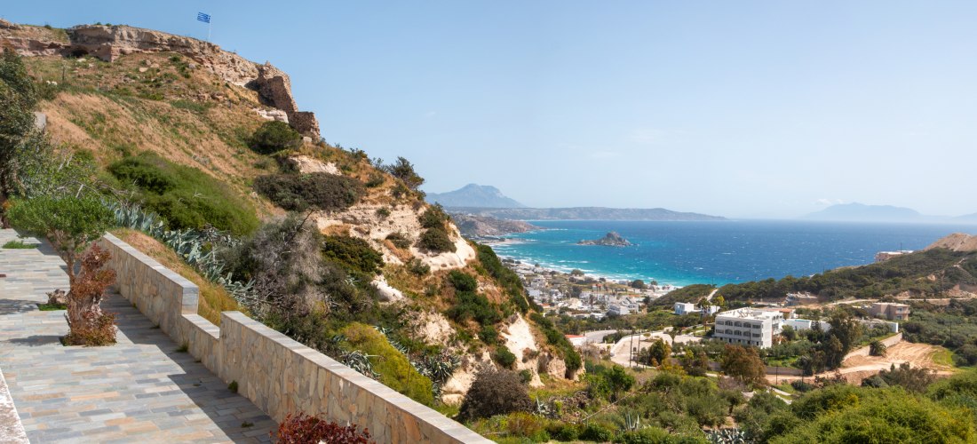 Blick von der Burgruine in Kefalos über die Küste und das Meer auf Kos, Griechenland