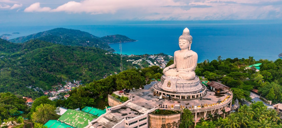 Luftaufnahme vom Big Buddha in Phuket mit Blick auf die grüne Berglandschaft und die Andamanensee