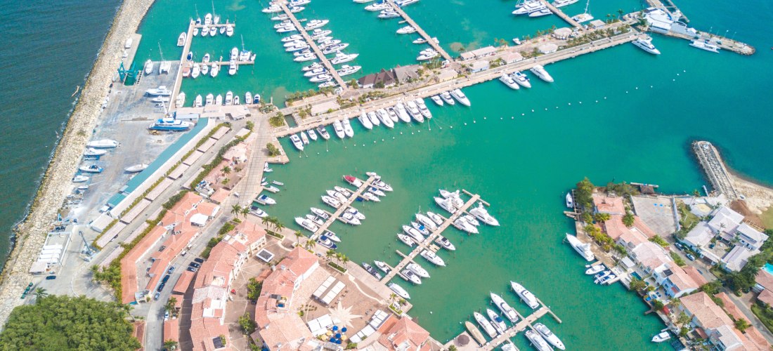 Luftaufnahme des Yachthafens Casa de Campo in der Dominikanischen Republik mit zahlreichen Booten und türkisfarbenem Wasser