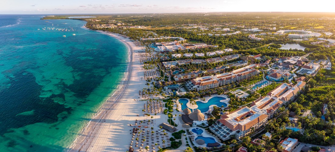 Panorama von Punta Cana mit Strand, Resorts, Pools und Meer bei Sonnenuntergang in der Dominikanischen Republik