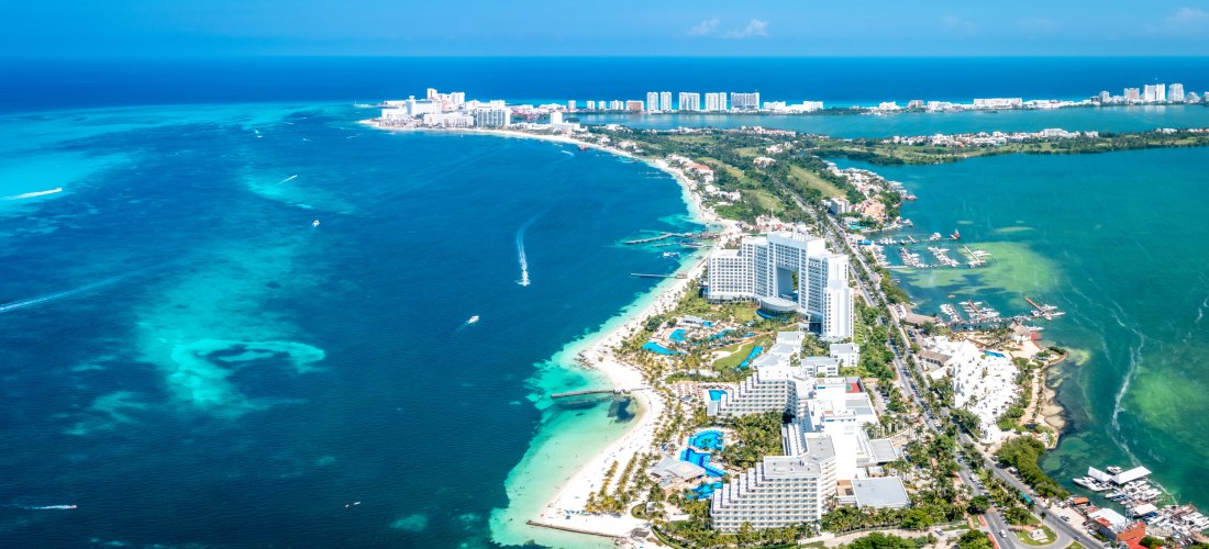 Luftaufnahme von Cancún in Mexiko mit Hotelzone, weißen Sandstränden und türkisblauer Karibikküste – beliebtes Reiseziel 2025/2026