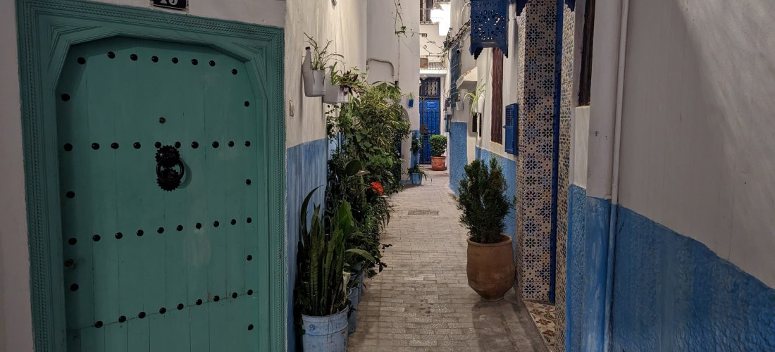Schmale, weiß-blau gestrichene Gasse in der Medina von Tanger, Marokko – traditionelle Architektur, orientalisches Flair und ruhige Atmosphäre