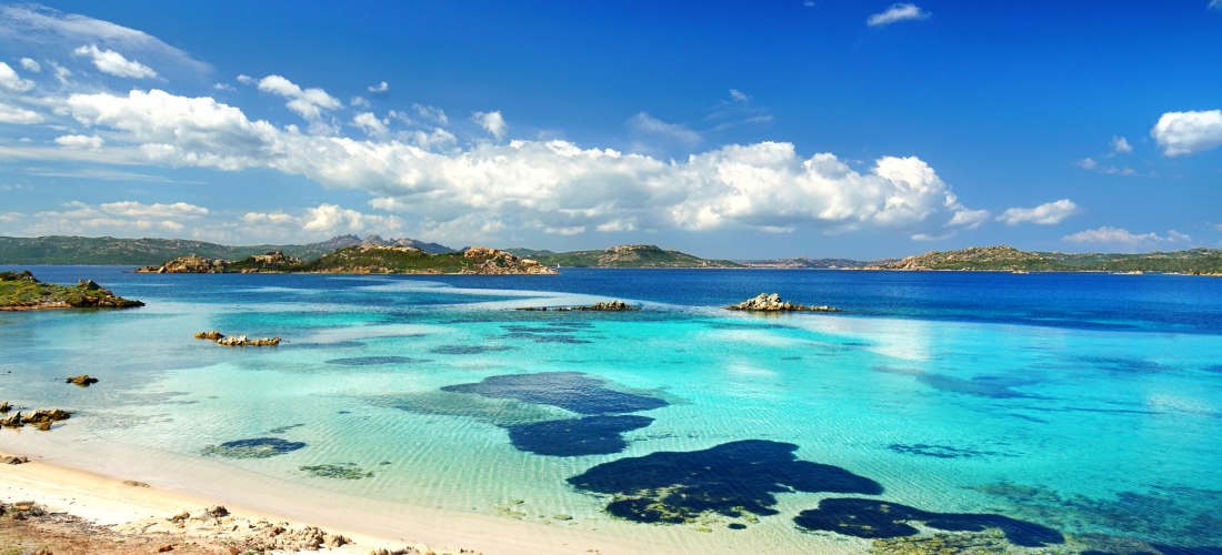 Weißer Sandstrand mit türkisblauem Meer im La-Maddalena-Archipel auf Sardinien, einer der schönsten Orte und beliebtesten Sehenswürdigkeiten der Insel
