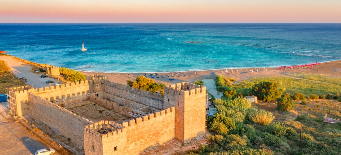 Blick auf die Festung, den Strand und das Meer