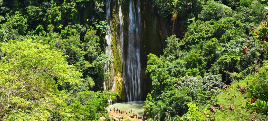 Der beeindruckende Wasserfall El Limón stürzt inmitten dichter grüner Vegetation in ein Naturbecken