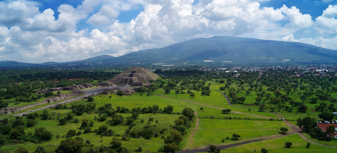 Luftaufnahme der Sonnenpyramide in Teotihuacán, umgeben von grüner Landschaft – bedeutende Ruinenstadt und Highlight in Mexiko 2025/2026
