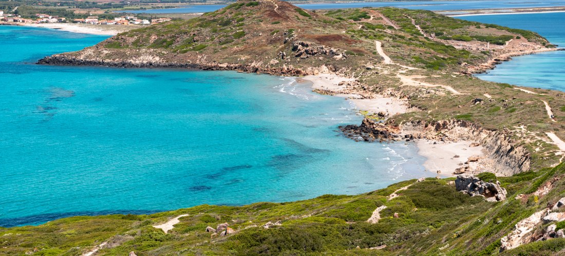 Luftaufnahme der Halbinsel San Giovanni di Sinis auf Sardinien mit kristallklarem Wasser und historischem Wachturm – Natur- und Kulturerlebnis pur