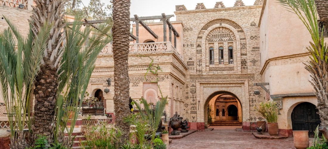 Traditionelle marokkanische Architektur in Agadir mit Palmen und verziertem Innenhof – orientalisches Ambiente im Süden Marokkos.