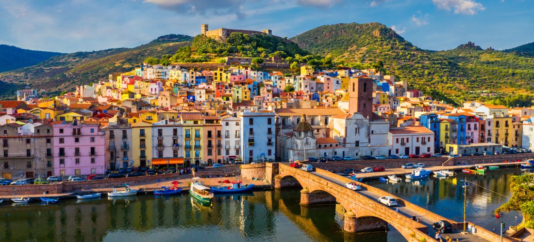Panorama von Bosa auf Sardinien mit bunten Häusern, dem Fluss Temo und dem Castello Malaspina – einer der schönsten Orte an der Westküste der Insel