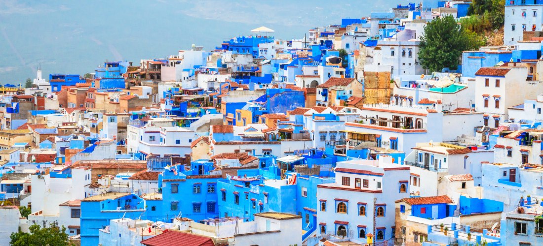 Panoramablick auf die blau gestrichenen Häuser von Chefchaouen im Rif-Gebirge, Marokko – berühmte Sehenswürdigkeit und Fotomotiv.