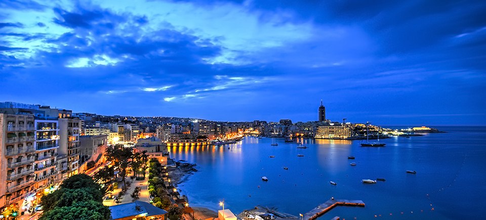 kleiner Ort mit Hafen, Booten, Wasser, Lichter da nachts