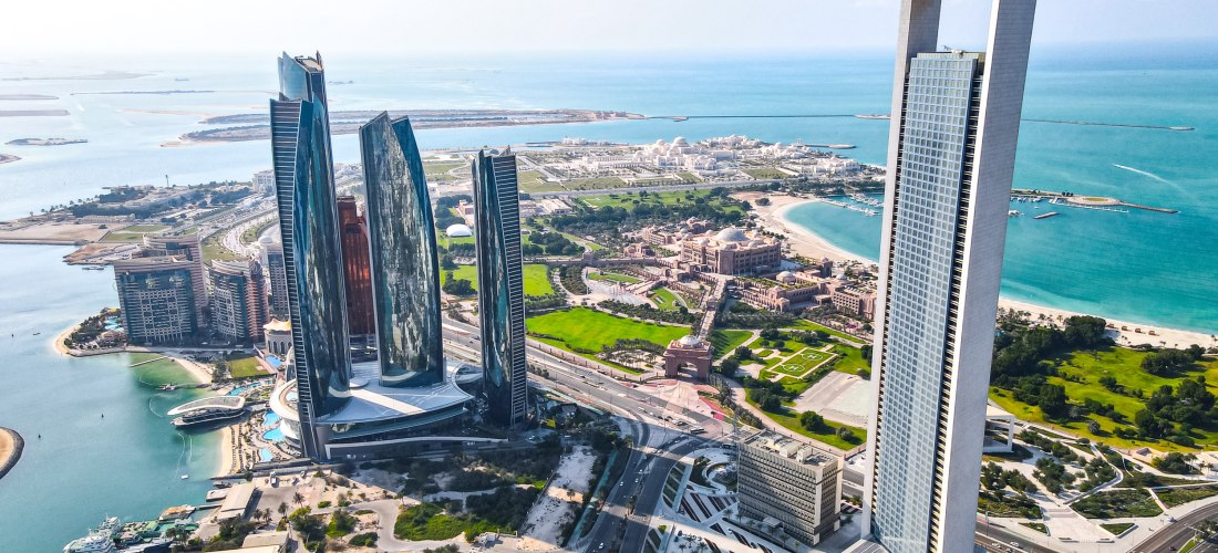 Luftaufnahme der Etihad Towers und des Conrad Hotels in Abu Dhabi mit Blick auf die Küste und das türkisfarbene Meer