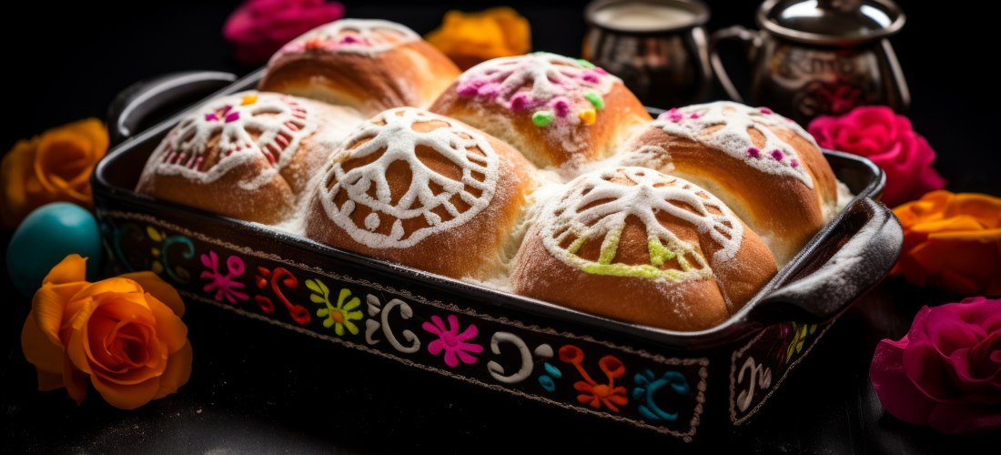 Pan de muerto, ein traditionelles süßes mexikanisches Brot, verziert mit knochenförmigen Teigornamenten.