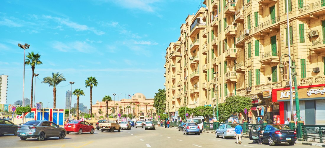 Platz in Kairo, Gebäude, Autos und Menschen auf der Straße
