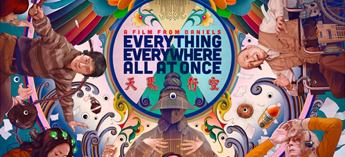 Buntes Filmplakat des Films 'Everything Everywhere All at Once'. In der Mitte eine Frau mit erhobenen Händen, umgeben von mehreren Versionen ihrer selbst und anderen Figuren in surrealen Szenen. Der Hintergrund ist psychedelisch mit leuchtenden Farben, Au