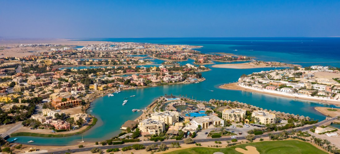 Wunderschöne Drohnenübersicht über den großen Golfplatz mit Seen bei der Touristenstadt El Gouna im Roten Meer, Ägypten
