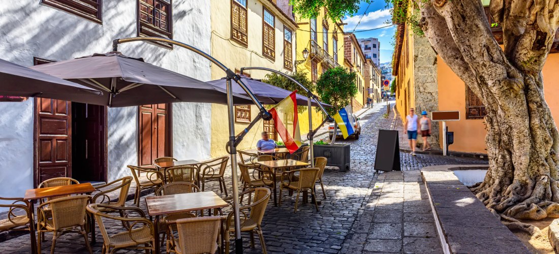 Historische Altstadt von Icod de los Vinos auf Teneriffa mit Kopfsteinpflaster, Cafés und bunten Häusern