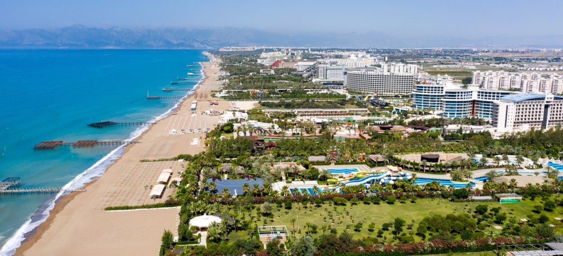 Strand von Lara in Antalya mit weitläufigen Hotelanlagen, goldenem Sandstrand und Blick auf das Taurusgebirge
