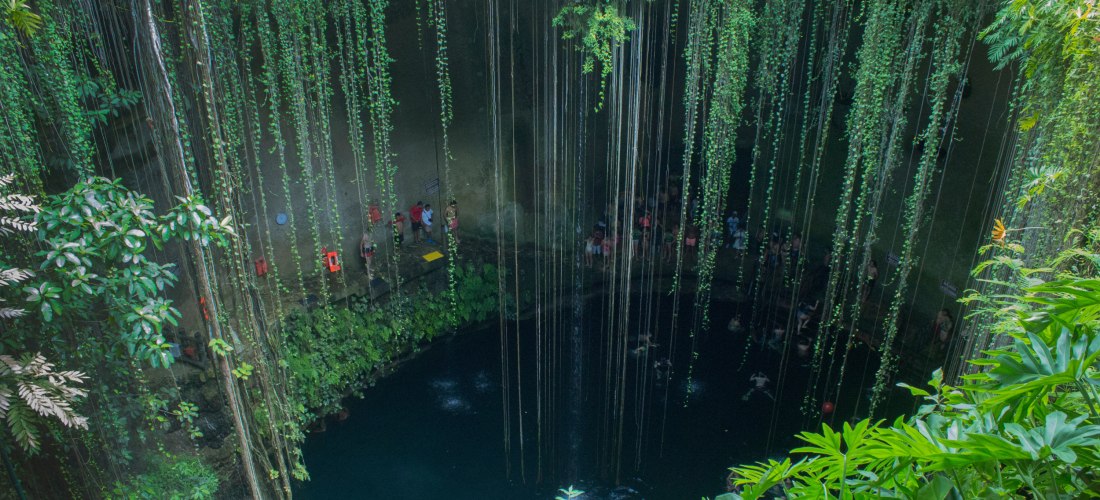 Die berühmte Cenote Ik Kil nahe Chichén Itzá auf der Halbinsel Yucatán, Mexiko – Naturpool mit klarem Wasser und hängenden Pflanzen, Ausflugsziel 2025/2026