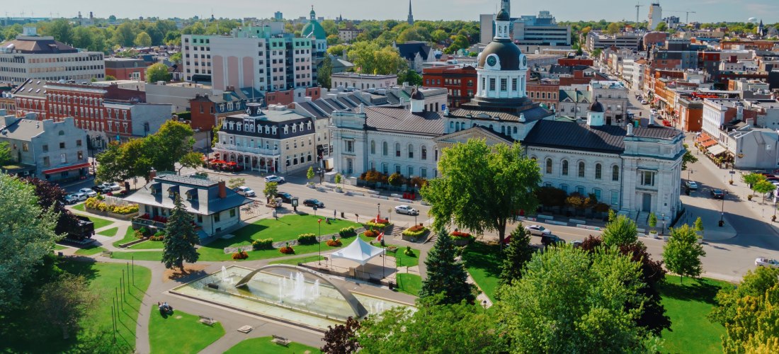 Blick auf das Stadtzentrum von Kingston, Jamaika mit historischen Gebäuden und Parkanlage.