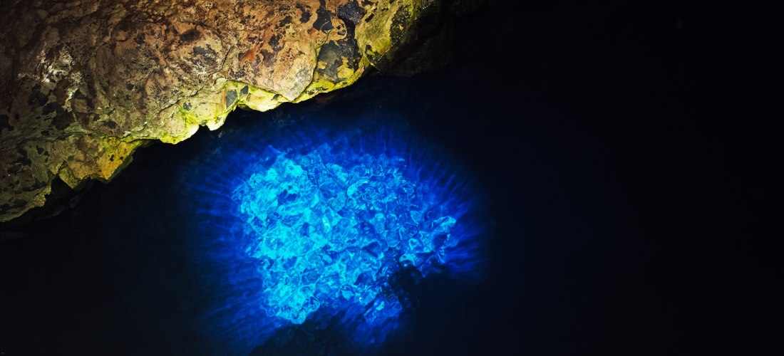 Buracona auf der Insel Sal, Kapverden – die blaue Grotte mit leuchtendem Lichtreflex im Meerwasser