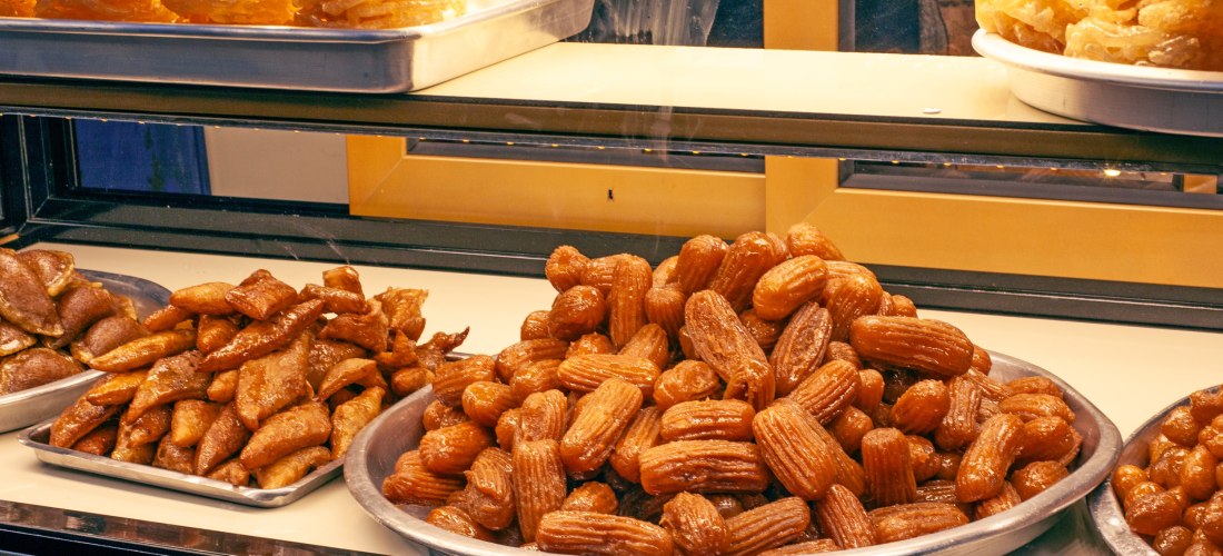 Frische Ramadan-Süßigkeiten auf dem Markt und in den Straßen nach Sonnenuntergang