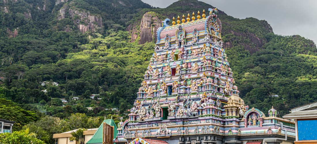Sri Navasakthi Vinayagar Tempel in Victoria, Mahé 2025/2026 – farbenprächtiger Hindu-Tempel vor grünen Bergen