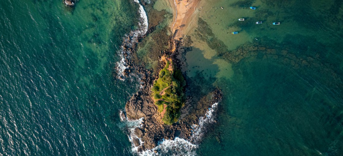 Luftaufnahme vom Coconut Tree Hill in Mirissa, Sri Lanka, mit markanter Palmenlandschaft auf einer Felsklippe am Meer