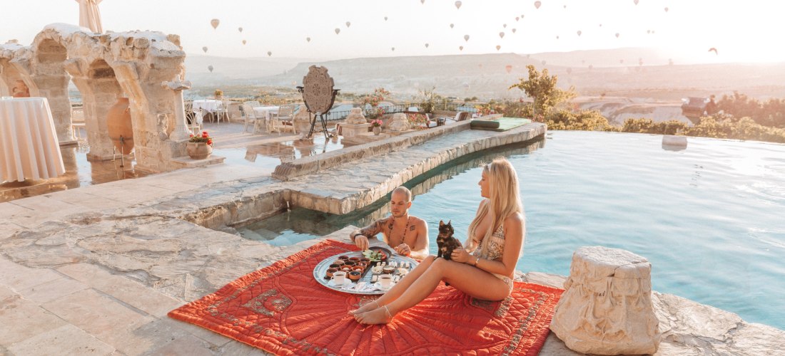 Romantisches Paar beim Frühstück am Pool in Kappadokien