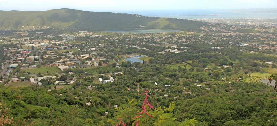 Panoramablick auf Kingston, Jamaika mit Bergen, Stadt und Bucht im Hintergrund.