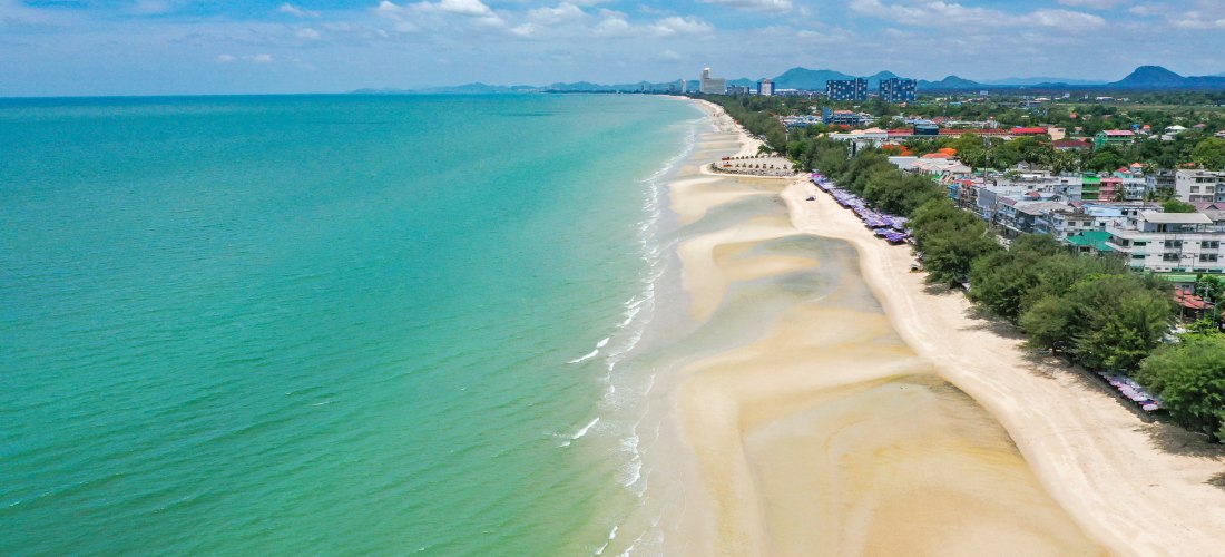 Cha-am Strand in Thailand – Luftaufnahme vom tropischen Küstenparadies bei Hua Hin Luftaufnahme vom langen Sandstrand in Cha-am, Thailand mit Blick auf das türkisfarbene Meer und die Küstenlinie von Hua Hin
