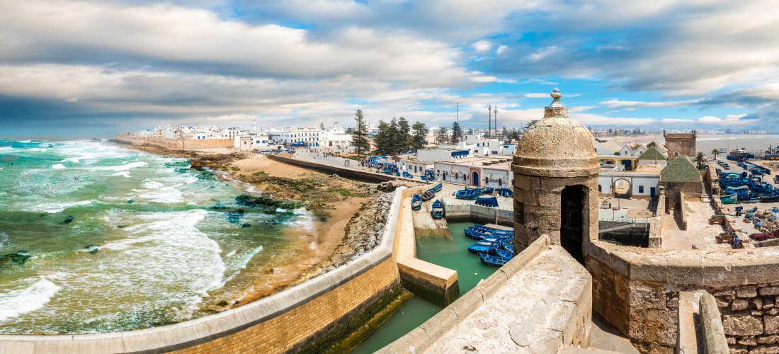 Blick auf die Festungsmauer und die Altstadt von Essaouira, Marokko – UNESCO-Weltkulturerbe an der Atlantikküste mit Fischerbooten und Meerblick.