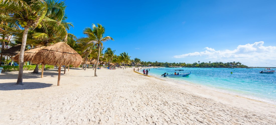 karibischer weißer Strand an der Riviera Maya