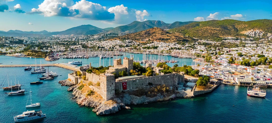 Luftaufnahme der Burg St. Peter in Bodrum, umgeben von Yachthafen, blauem Meer und der Stadt im Hintergrund