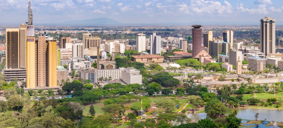 Skyline von Nairobi, Kenia mit Hochhäusern und Central Park – moderne Metropole Ostafrikas.