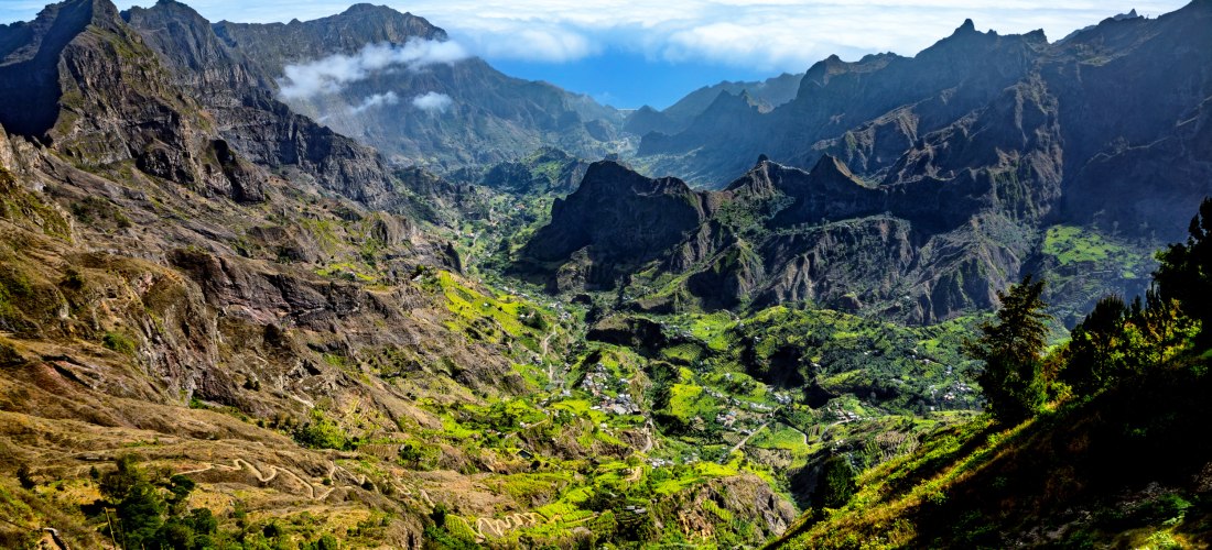 Spektakuläre Berglandschaft von Santo Antão, Kapverden – tiefes grünes Tal, schroffe Felsen und Wolkenmeer am Horizont