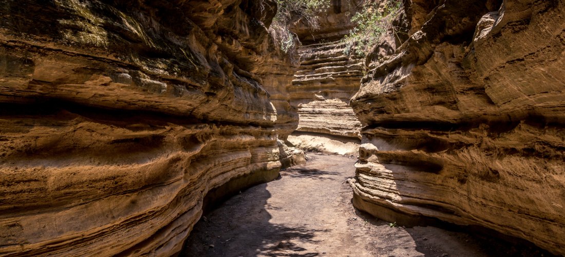 Canyon mit Sandsteinformationen im Hell’s Gate Nationalpark, Kenia – Naturwunder und Wanderziel.