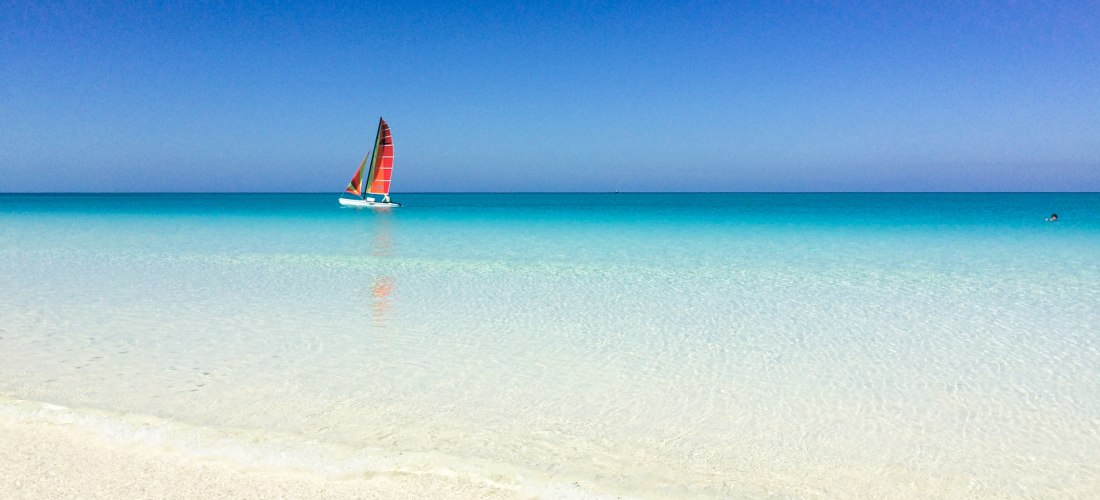 Karibikfeeling Cayo Guillermo – Segelboot auf kristallklarem Wasser Segelboot mit bunten Segeln auf dem kristallklaren türkisfarbenen Meer am Strand von Cayo Guillermo auf Kuba – Karibikfeeling pur bei strahlend blauem Himmel.